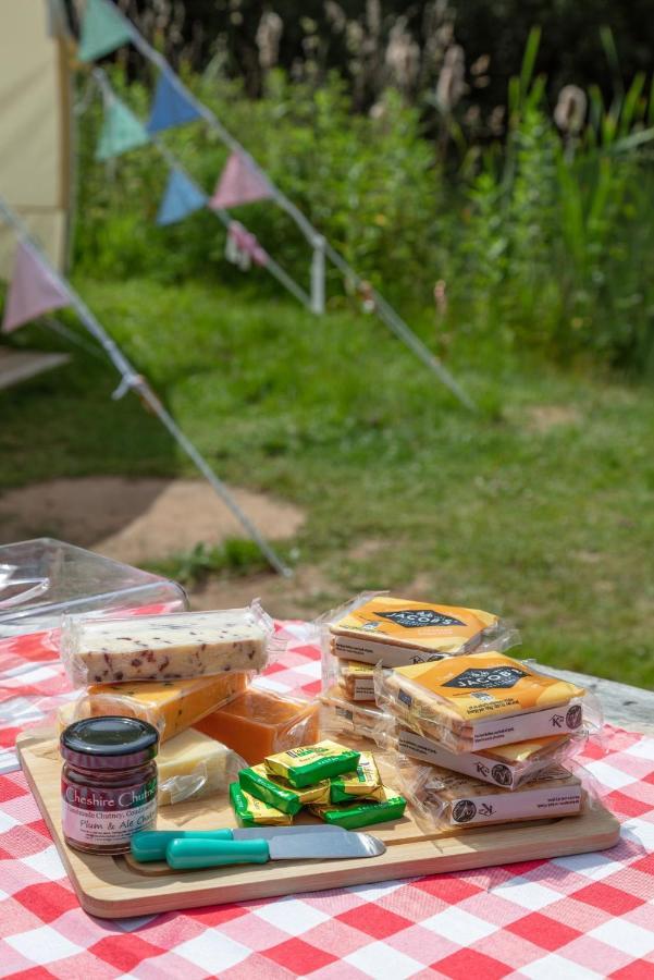 Lloyds Meadow Glamping Hotel Chester Bagian luar foto