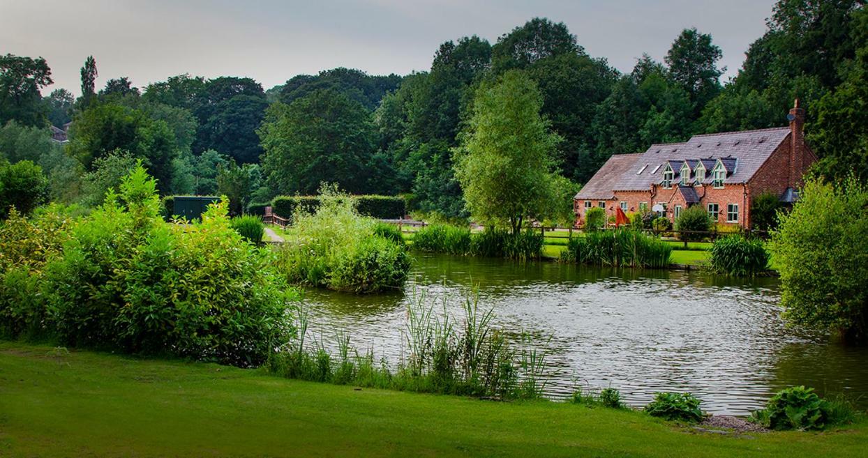 Lloyds Meadow Glamping Hotel Chester Bagian luar foto