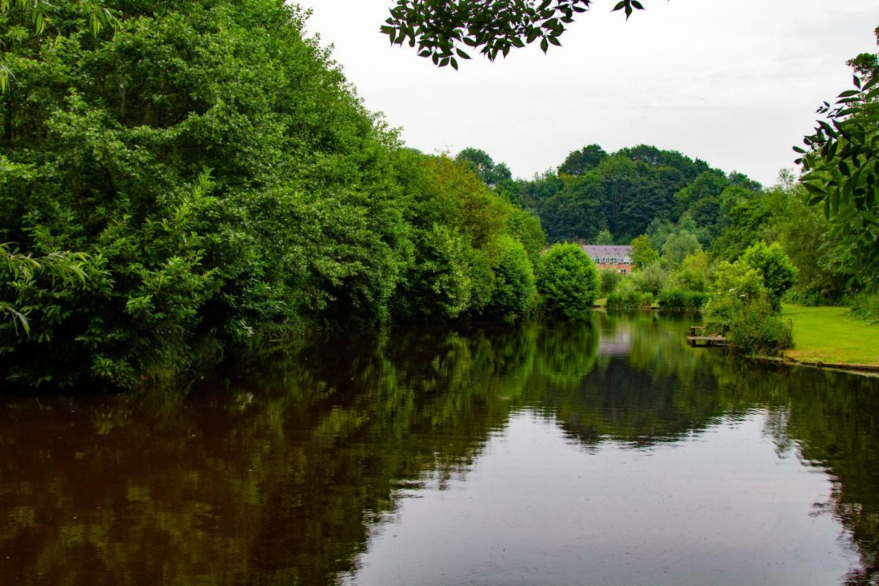 Lloyds Meadow Glamping Hotel Chester Bagian luar foto